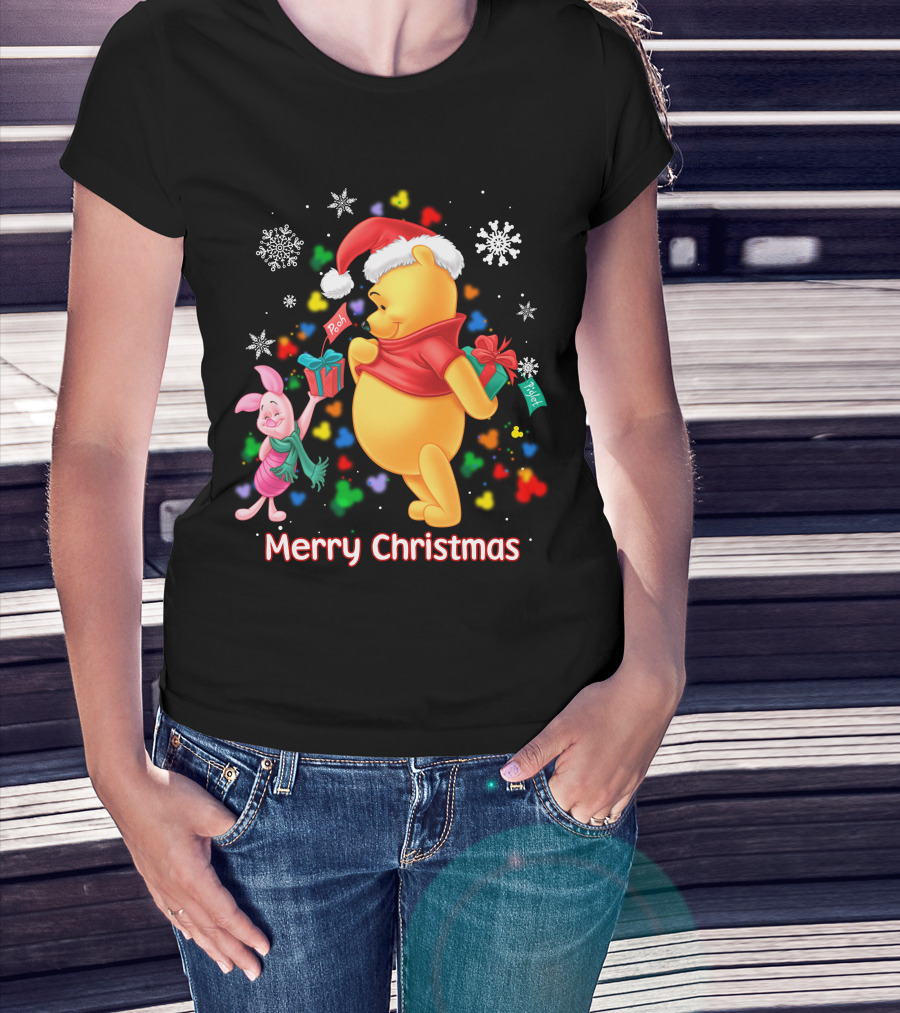 Merry Christmas Pooh And Piglet Snowflakes And Presents T-Shirt
