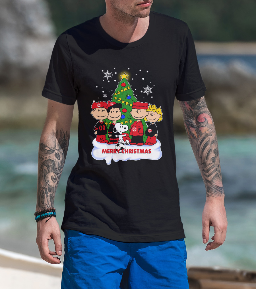 Eintracht Frankfurt Peanuts Merry Christmas With Snoopy And Christmas Tree T-Shirt