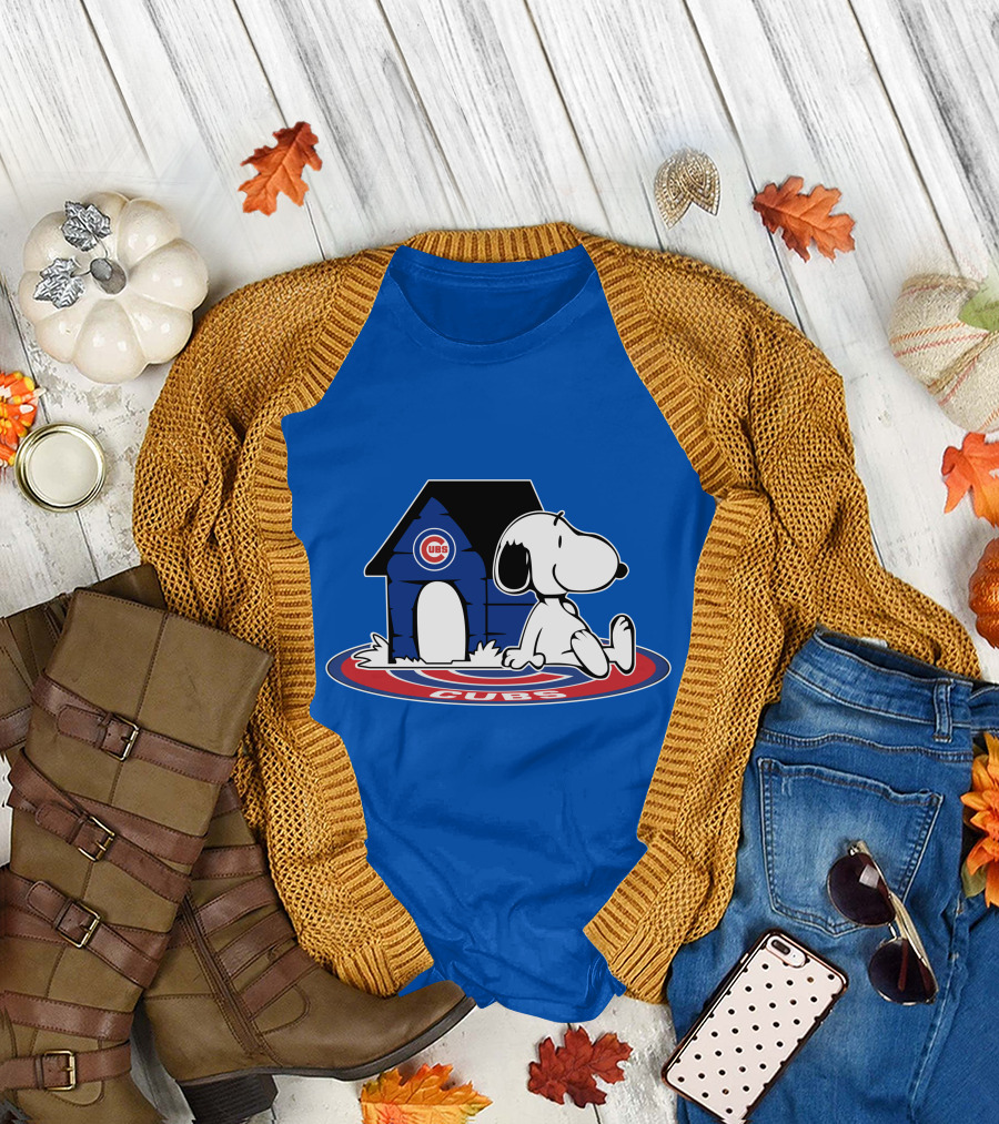 Chicago Cubs Fan Snoopy With Cubs Logo And Doghouse T-Shirt