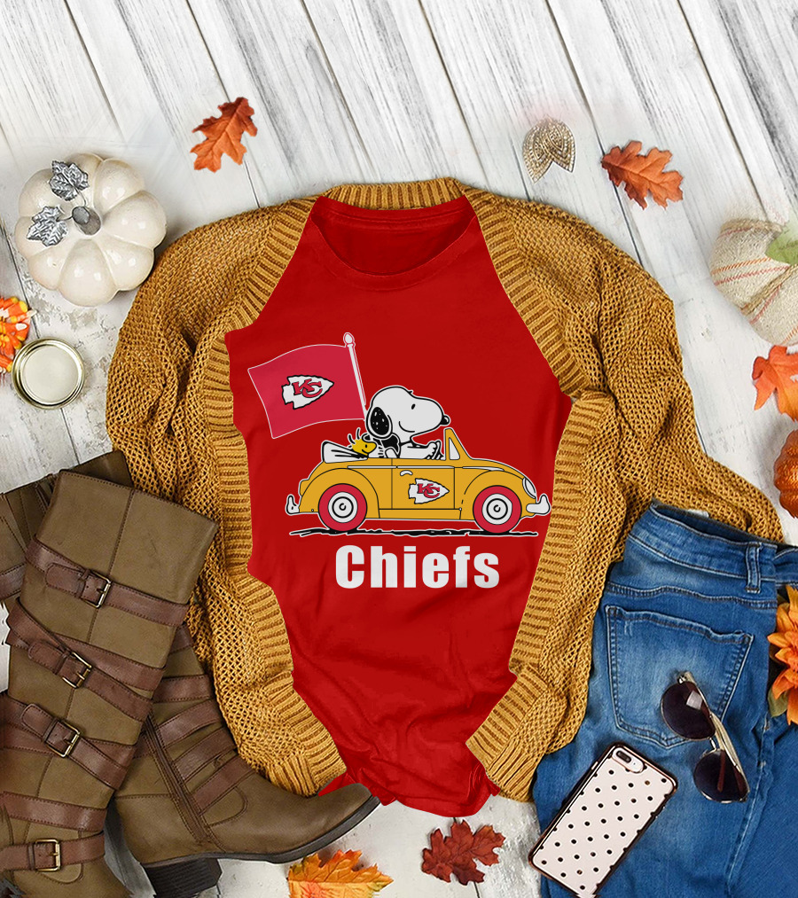 Kansas City Chiefs Snoopy Riding with Woodstock in Yellow Car T-Shirt