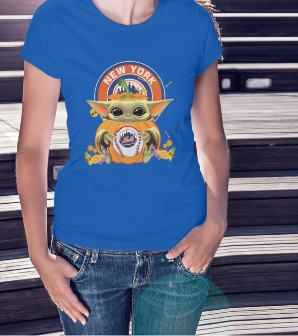 Halloween Pumpkin Baby Yoda Holding New York Mets Baseball With City Skyline T-Shirt