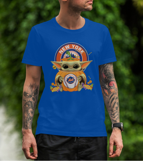 Halloween Pumpkin Baby Yoda Holding New York Mets Baseball With City Skyline T-Shirt