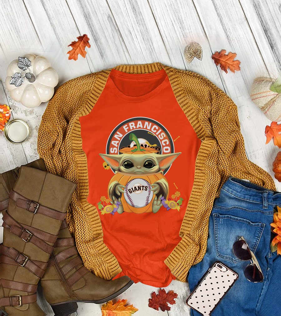 San Francisco Giants Halloween Baby Yoda Pumpkin Hug Baseball T-Shirt