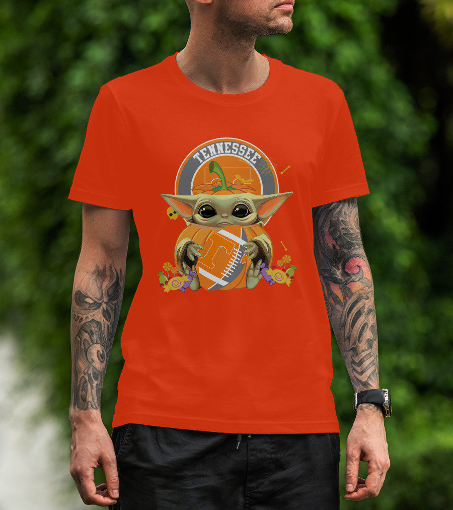 Tennessee Volunteers Halloween Pumpkin Baby Yoda Hug Football T-Shirt