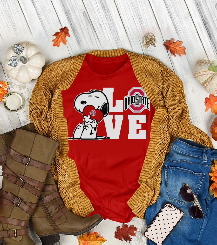 Snoopy Ohio State Buckeyes Love Peanuts Character Holding Heart With Buckeyes T-Shirt