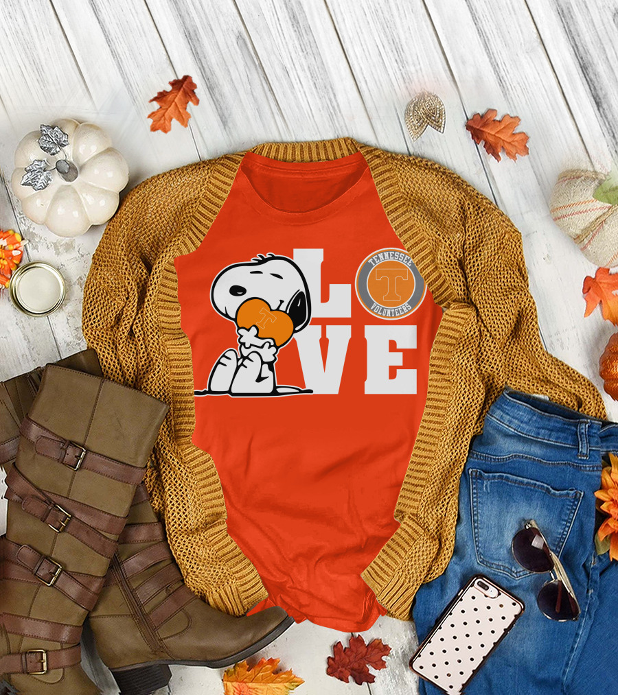 Snoopy Love Tennessee Volunteers Logo Peanuts Football Fan T-Shirt