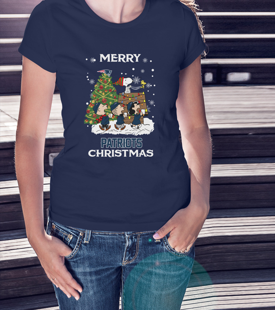 Merry New England Patriots Christmas With Peanuts Characters And Tree T-Shirt