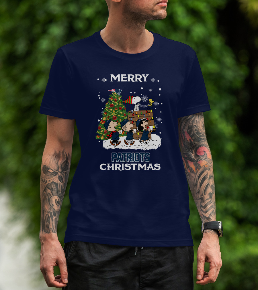 Merry New England Patriots Christmas With Peanuts Characters And Tree T-Shirt