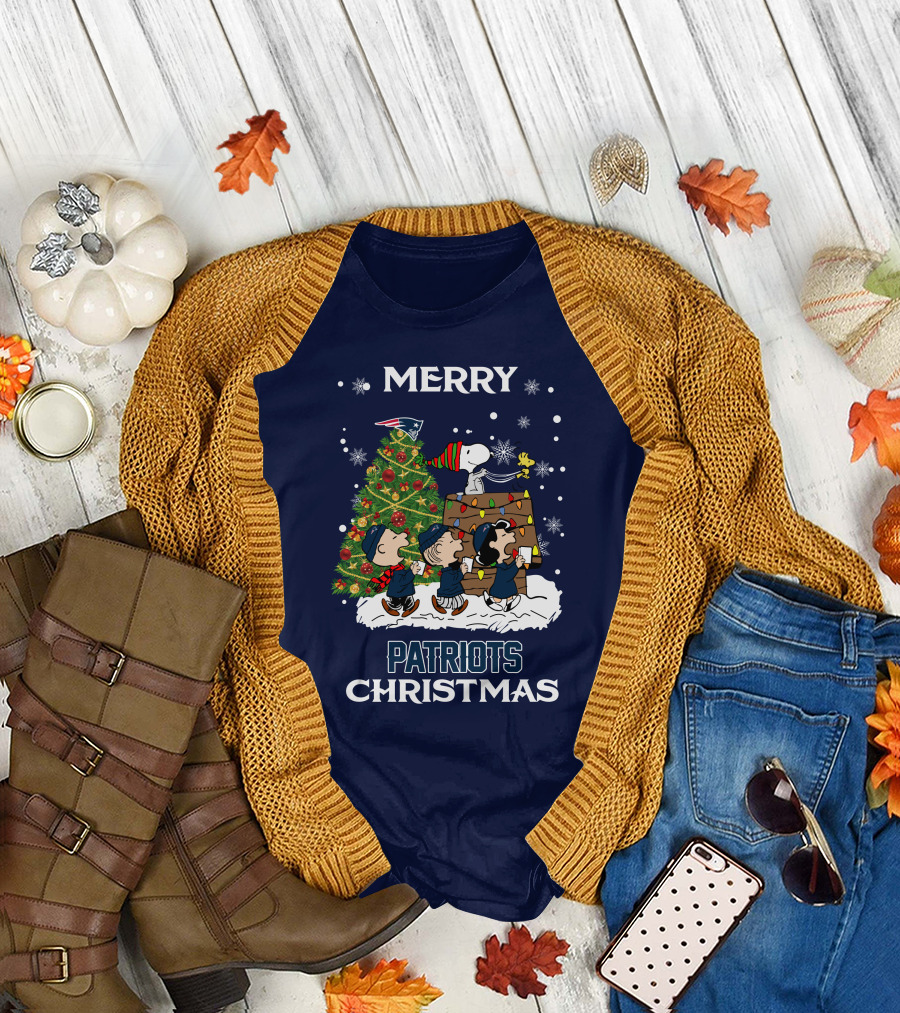 Merry New England Patriots Christmas With Peanuts Characters And Tree T-Shirt