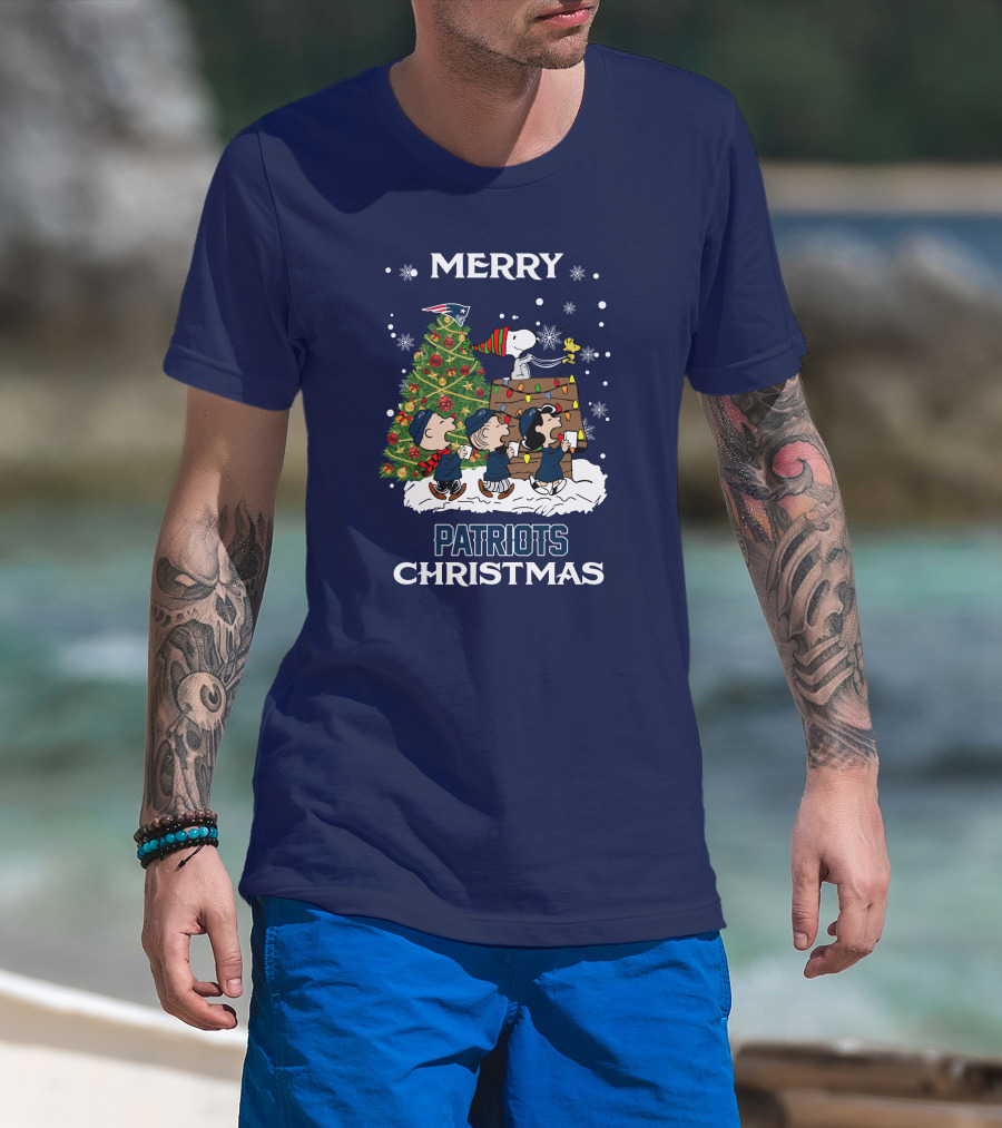 Merry New England Patriots Christmas With Peanuts Characters And Tree T-Shirt