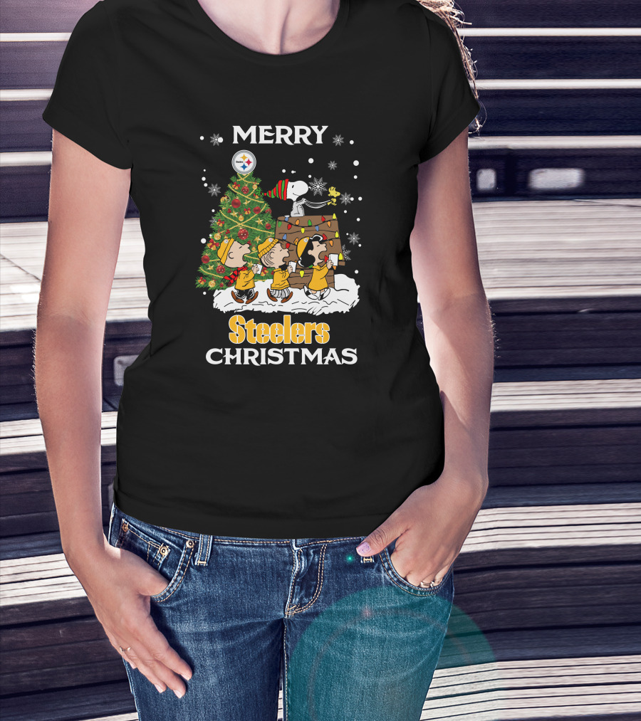 Merry Steelers Christmas Peanuts Tree Snoopy And Friends T-Shirt