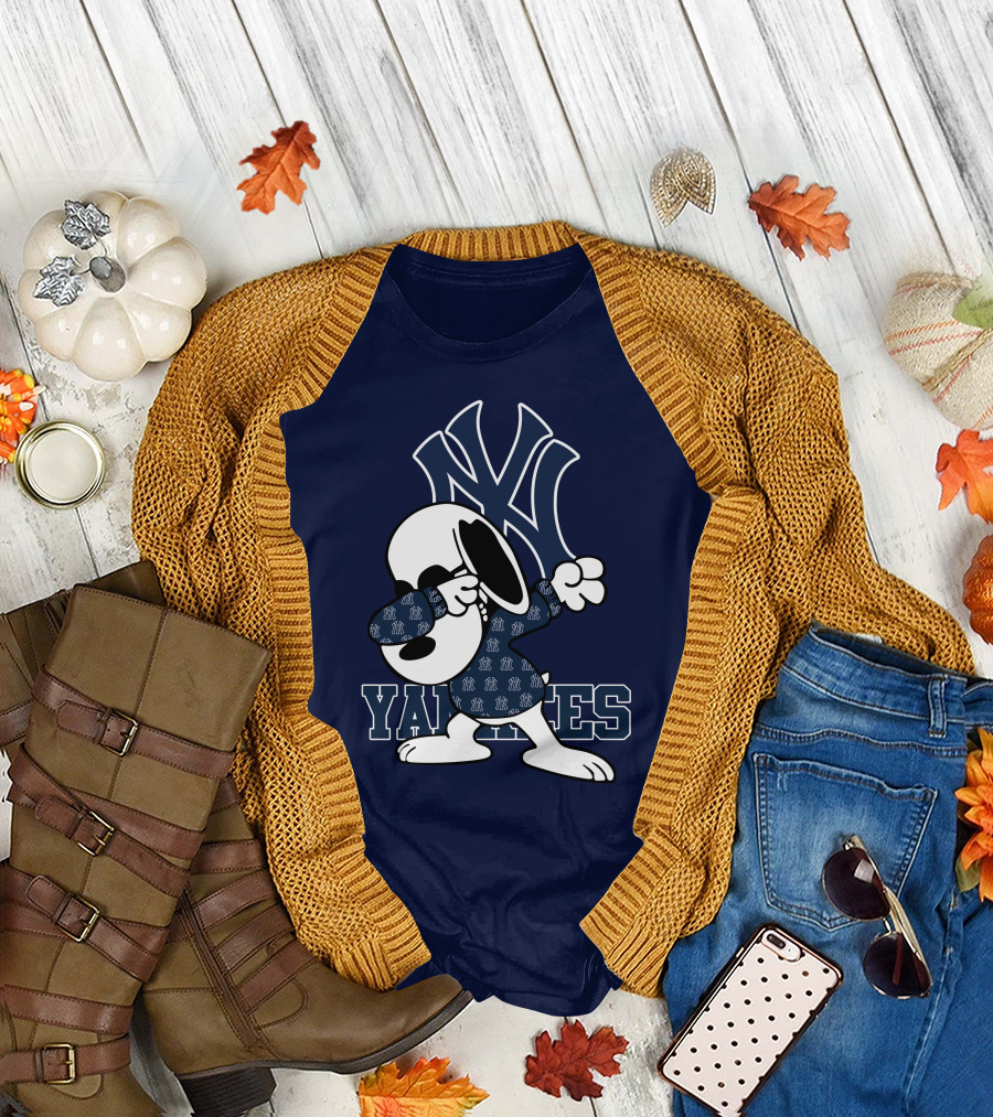 Snoopy Dabbing New York Yankees Logo Yankees T-Shirt