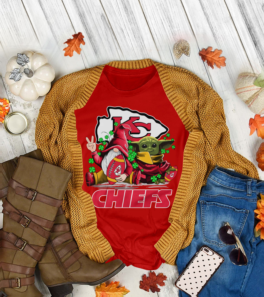 Kansas City Chiefs Leprechauns Gnomes Baby Yoda Hug T-Shirt