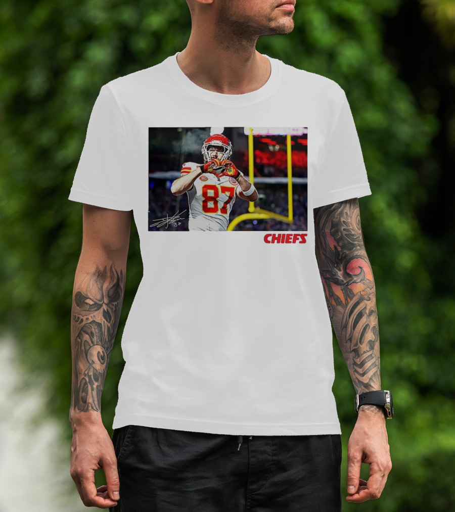 Travis Kelce 87 Kansas City Chiefs Heart Gesture Signature T-Shirt