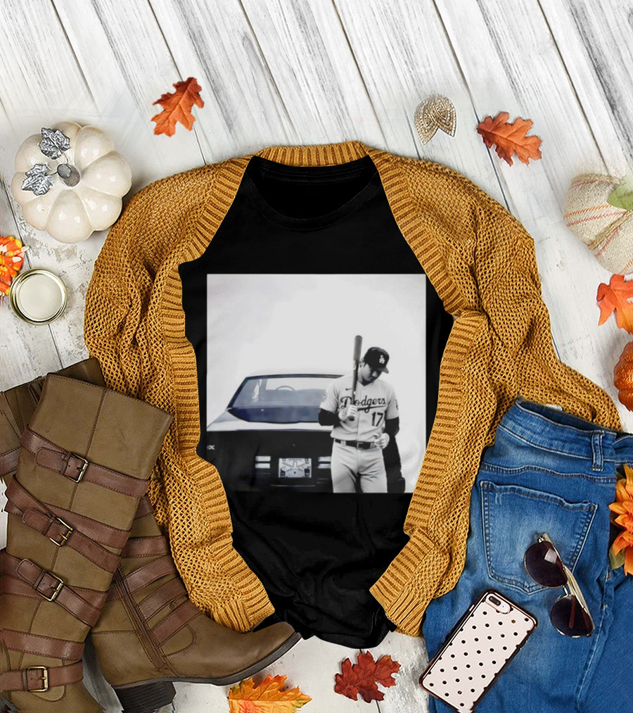 Shohei Ohtani Los Angeles Dodgers Baseball Pose Vintage Car Scene T-Shirt