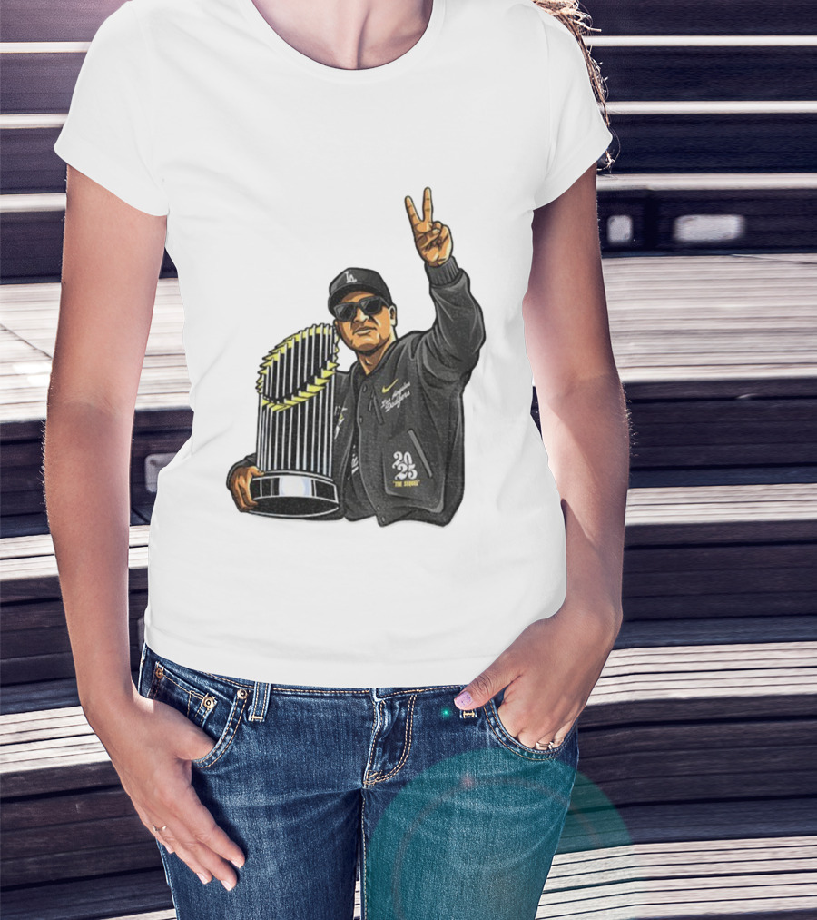 Dave Roberts Los Angeles Dodgers World Series Trophy 2025 Victory Sign T-Shirt