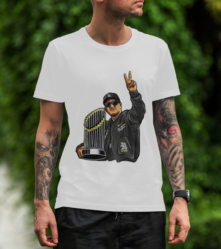 Dave Roberts Los Angeles Dodgers World Series Trophy 2025 Victory Sign T-Shirt