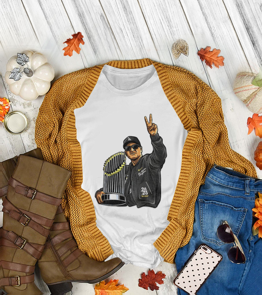 Dave Roberts Los Angeles Dodgers World Series Trophy 2025 Victory Sign T-Shirt