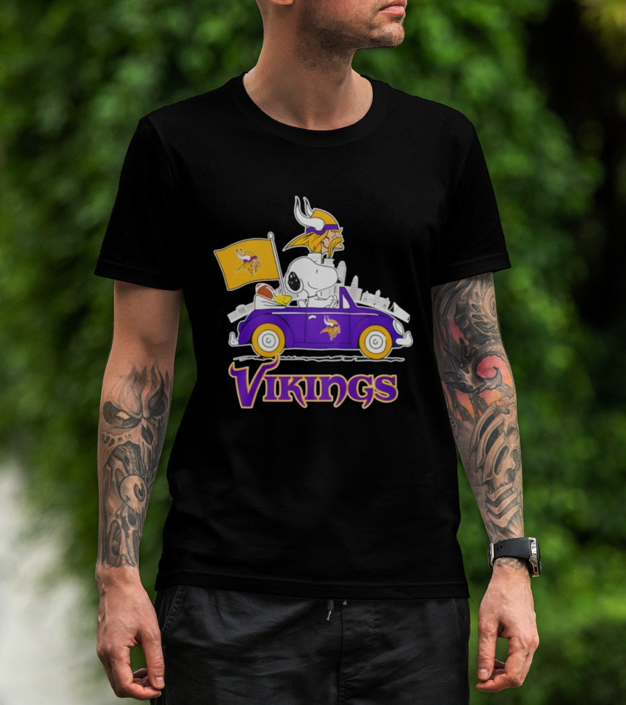 Minnesota Vikings Snoopy Woodstock Driving Purple Car Fan Art T-Shirt
