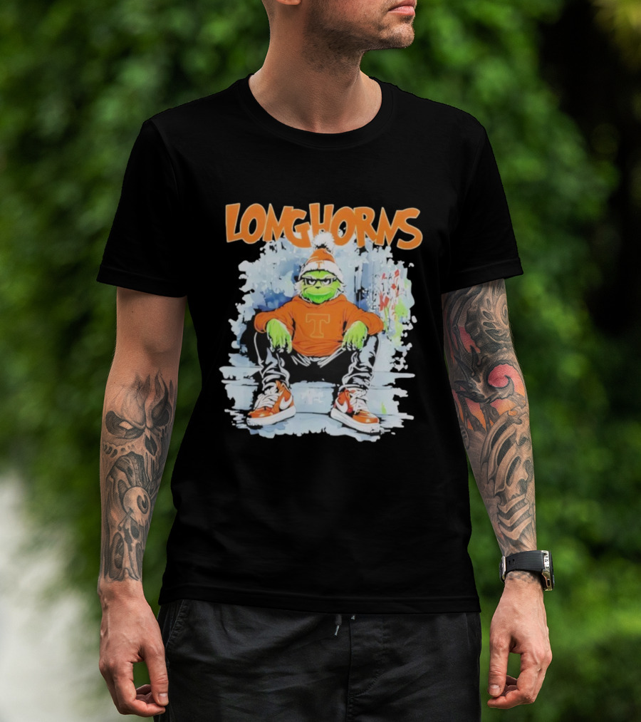 Texas Longhorns Christmas 2025 Grinch Sitting On Steps T-Shirt