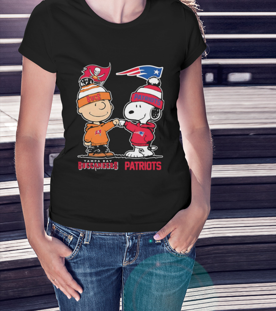 Charlie Brown & Snoopy Tampa Bay Buccaneers New England Patriots Fist Bump T-Shirt