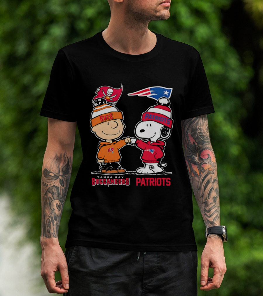 Charlie Brown & Snoopy Tampa Bay Buccaneers New England Patriots Fist Bump T-Shirt