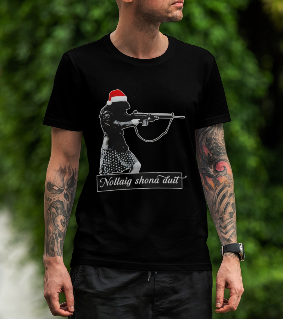 Nollaig Shona Duit Santa Christmas Santa Hat Woman Rifle T-Shirt