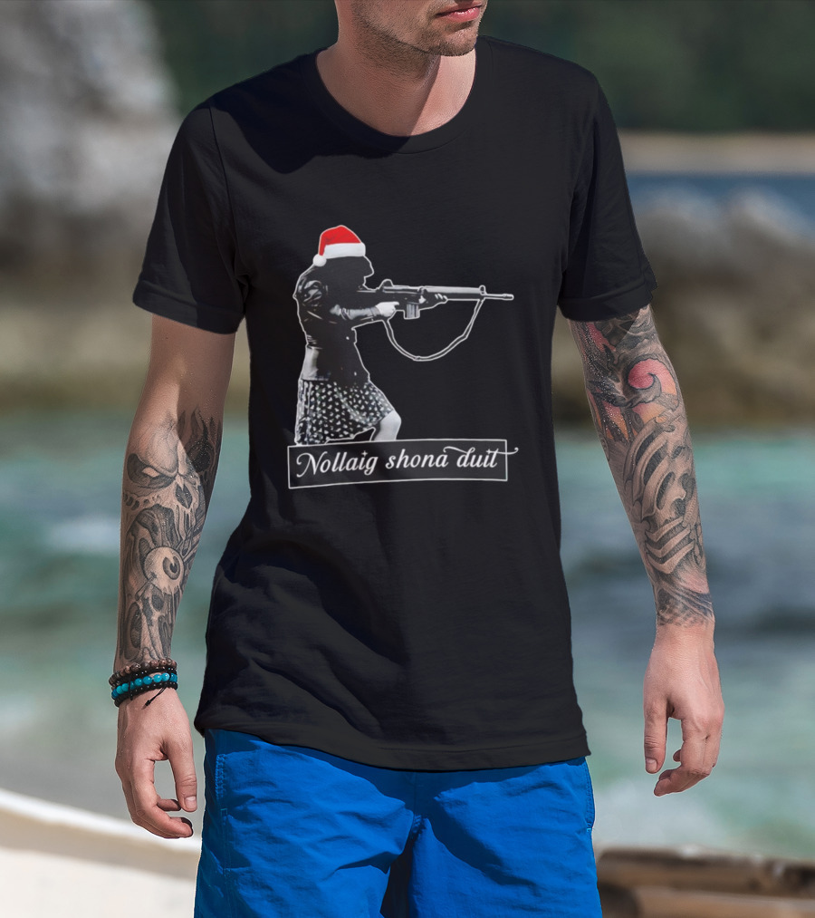 Nollaig Shona Duit Santa Christmas Santa Hat Woman Rifle T-Shirt
