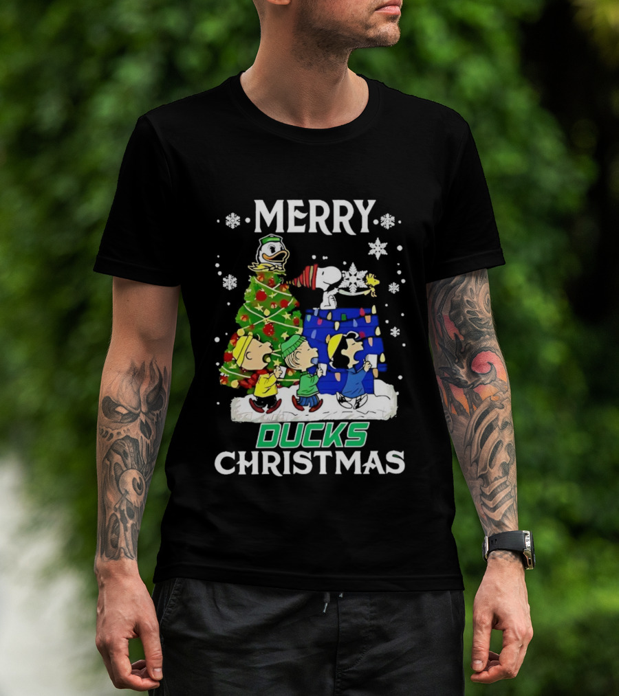 Merry Snoopy And Friends Oregon Ducks Christmas T-Shirt