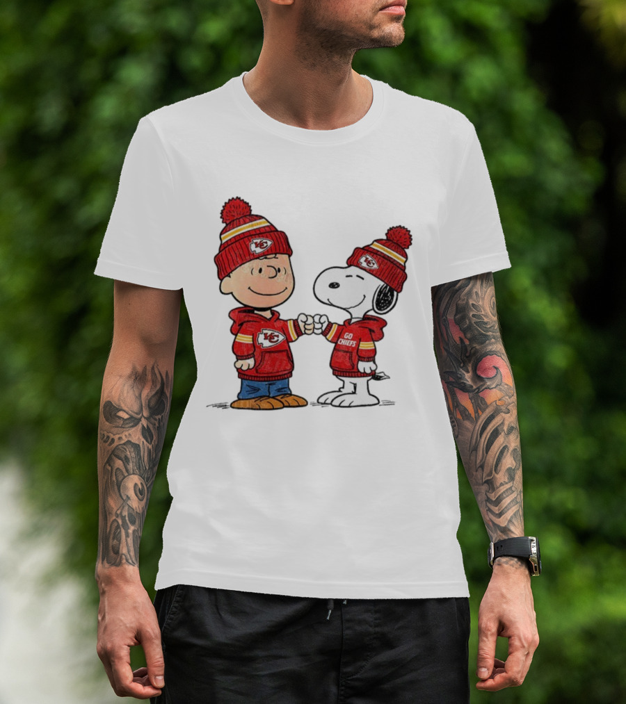 Charlie Brown Snoopy Go Chiefs Kansas City Super Bowl Fist Bump T-Shirt