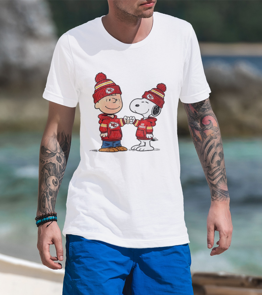 Charlie Brown Snoopy Go Chiefs Kansas City Super Bowl Fist Bump T-Shirt