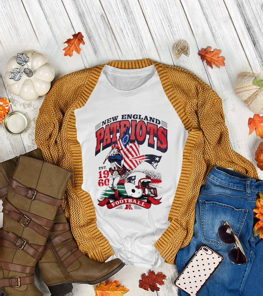 New England Patriots Football Est 1960 Vintage Style Helmet and Flag T-Shirt