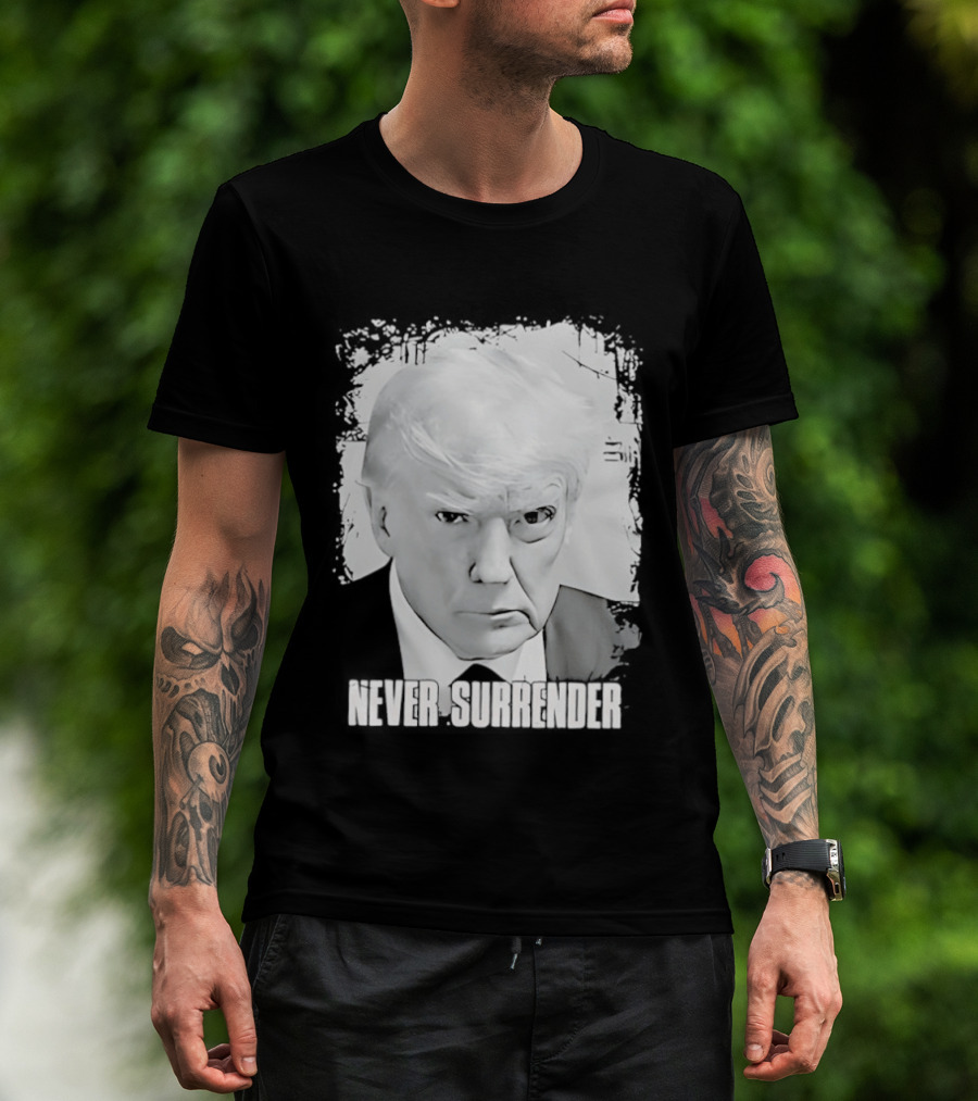 Never Surrender Donald Trump Black And White T-Shirt