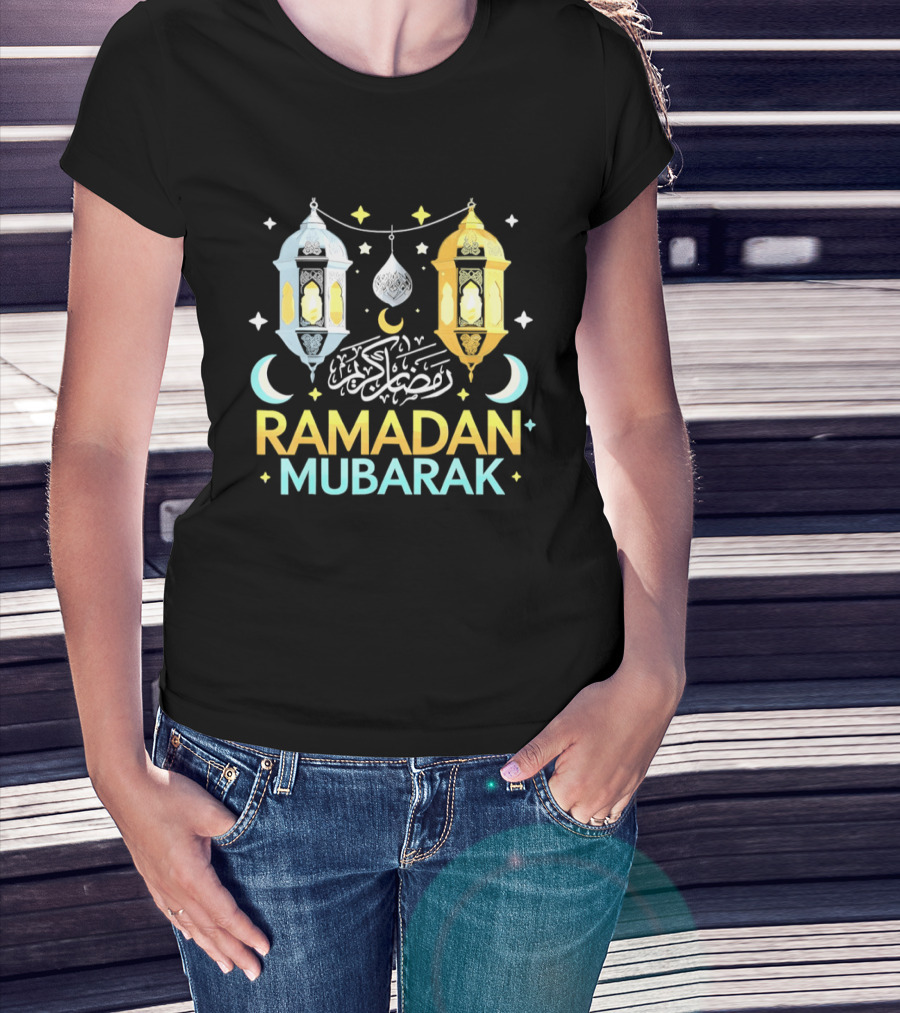 Ramadan Mubarak Arabic Script Lanterns And Crescent Moons T-Shirt