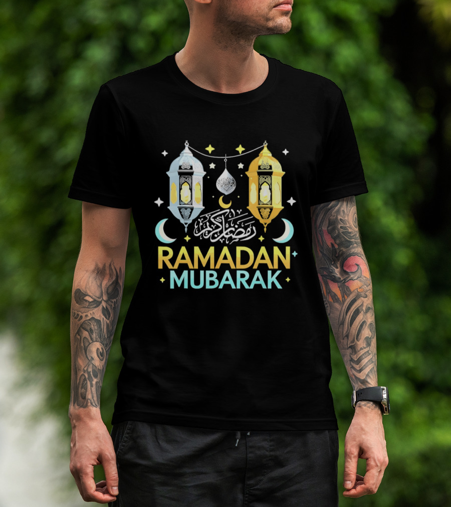 Ramadan Mubarak Arabic Script Lanterns And Crescent Moons T-Shirt