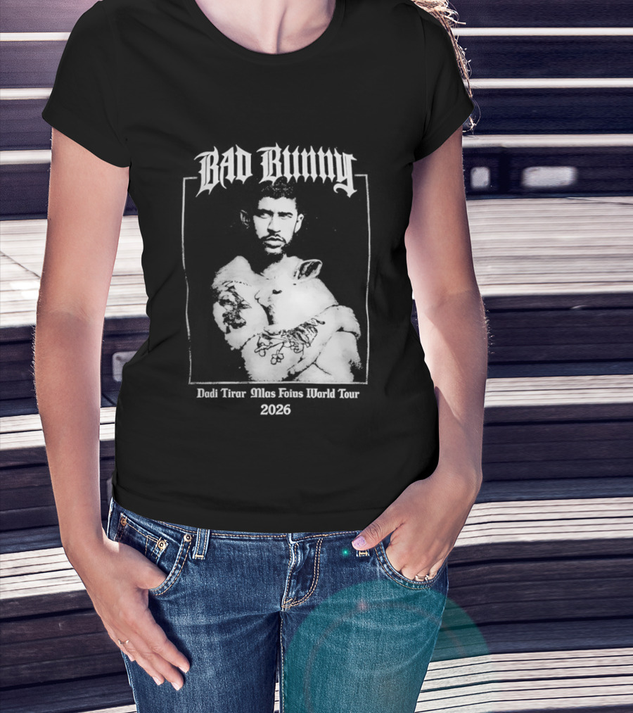 Bad Bunny Hugging Bunny Debi Tirar Mlas Fotos World Tour 2026 T-Shirt