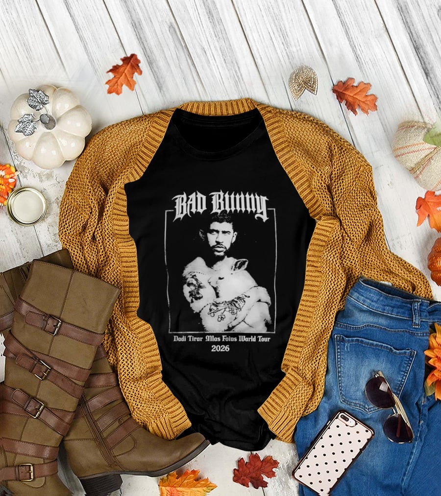 Bad Bunny Hugging Bunny Debi Tirar Mlas Fotos World Tour 2026 T-Shirt