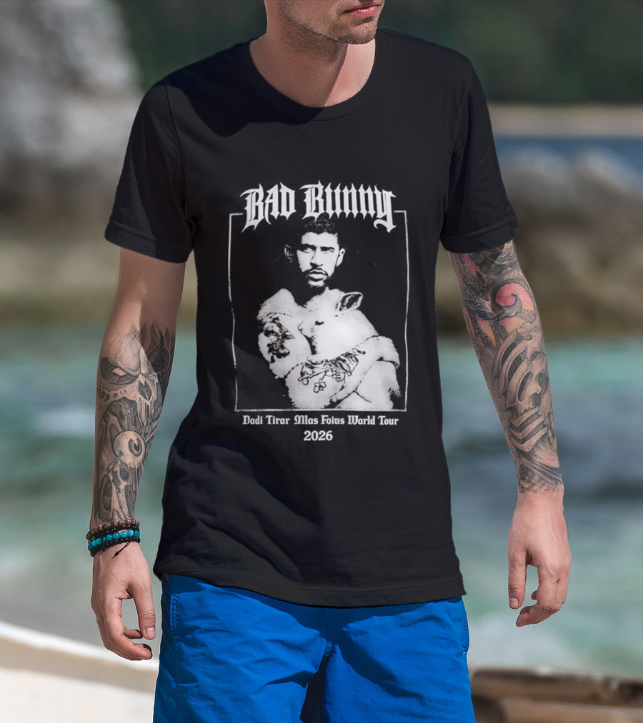 Bad Bunny Hugging Bunny Debi Tirar Mlas Fotos World Tour 2026 T-Shirt
