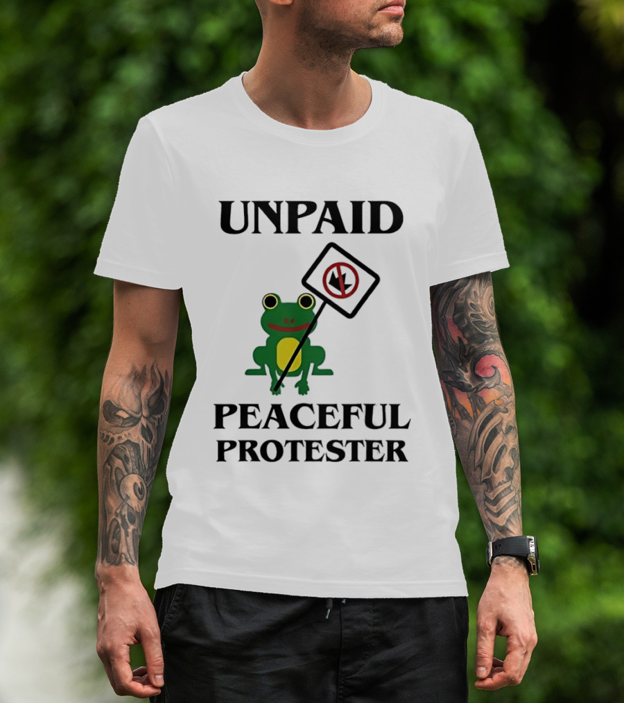 Unpaid Peaceful Protester Frog Holding No King Sign T-Shirt
