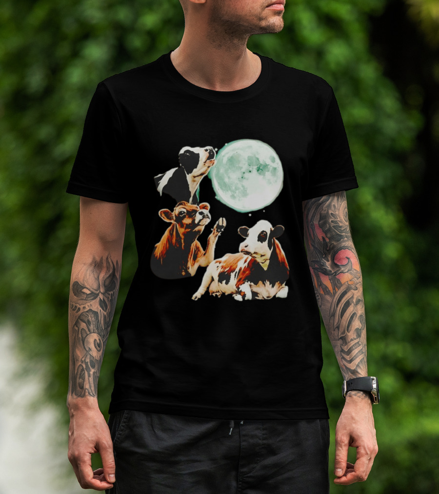 Cow Howling At Moon With Three Cows And Full Moon Scene T-Shirt