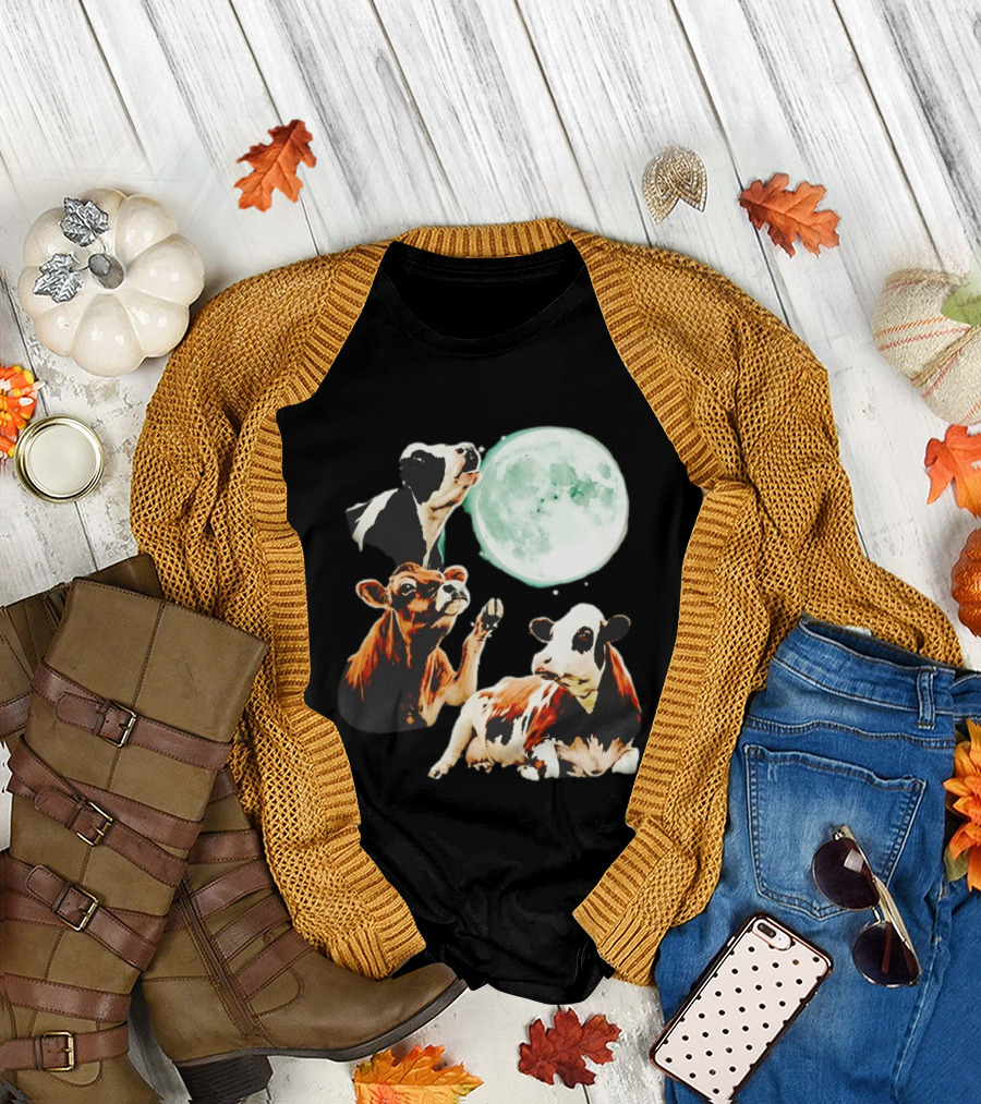 Cow Howling at Moon with Three Cows and Full Moon Scene T-Shirt