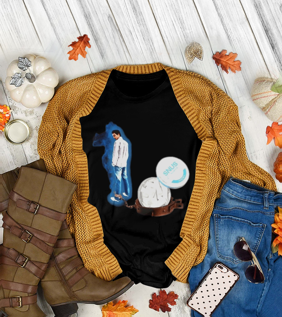 A Snus Gekettet Meme with Snus Tin and Chain T-Shirt