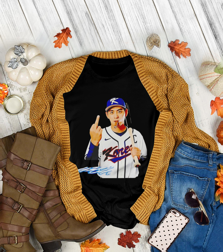 Korea World Baseball Jung Hoo Lee Smoking Cigar Middle Finger T-Shirt