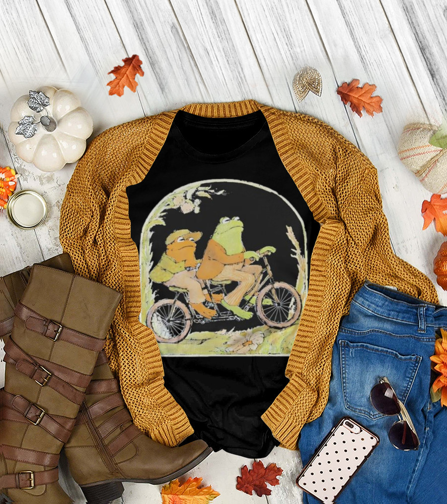Frog and Toad Riding Vintage Bicycle Halloween Style T-Shirt