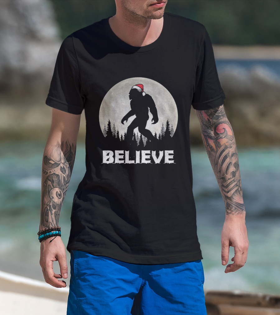 Believe Bigfoot Santa Sasquatch Merry Christmas Vintage Moon Scene T-Shirt