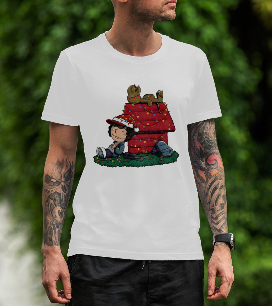 Peanuts Stranger Things Dustin Christmas Snoopy Doghouse Holiday Scene T-Shirt