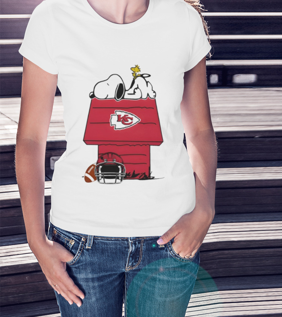 Kansas City Chiefs Snoopy Peanuts Football KC Logo Woodstock Doghouse T-Shirt