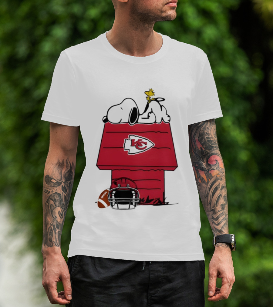 Kansas City Chiefs Snoopy Peanuts Football KC Logo Woodstock Doghouse T-Shirt