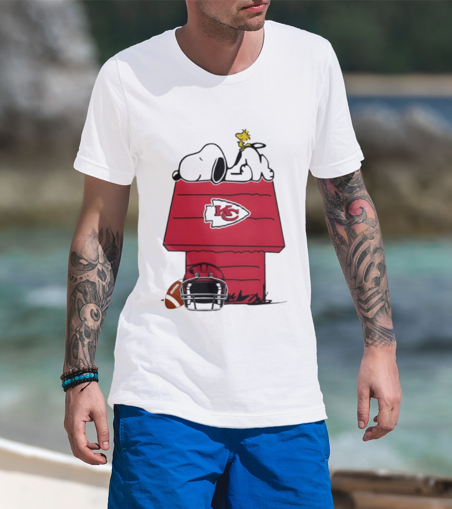 Kansas City Chiefs Snoopy Peanuts Football KC Logo Woodstock Doghouse T-Shirt