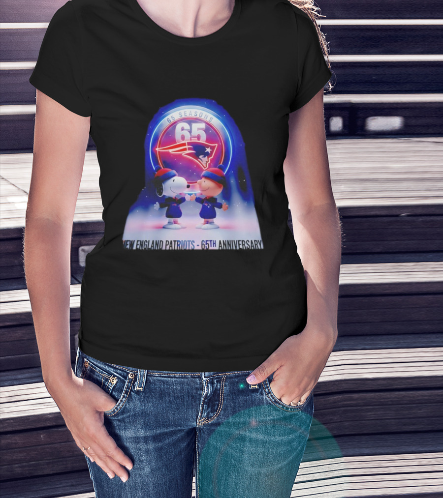 New England Patriots 65 Seasons Snoopy Charlie Brown 65th Anniversary 1960 2025 T-Shirt